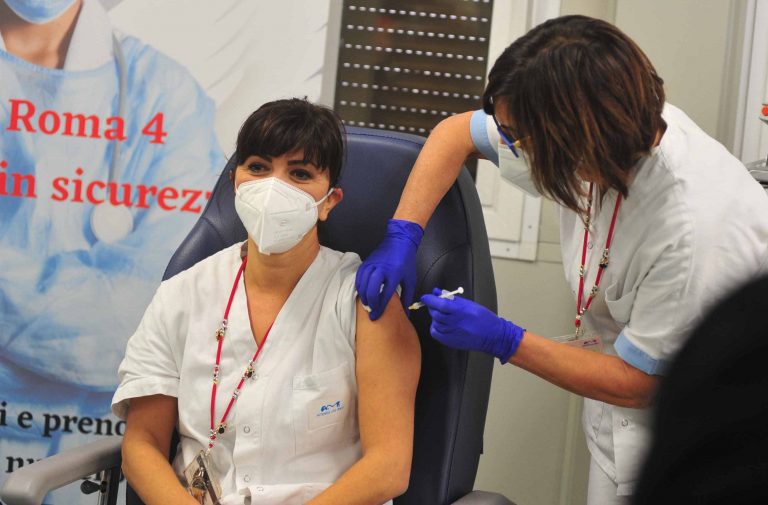 Civitavecchia: Daniela Scognamiglio è la prima vaccinata della Asl Roma 4