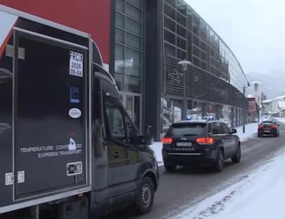 Il vaccino Pfizer Biontech a bordo di un furgone è arrivato al Brennero scortato dai carabinieri