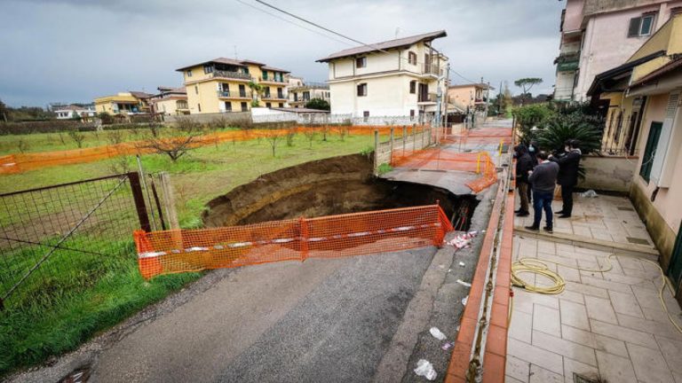 Giuliano (Napoli), nuovo sopralluogo dei vigili per una voragine
