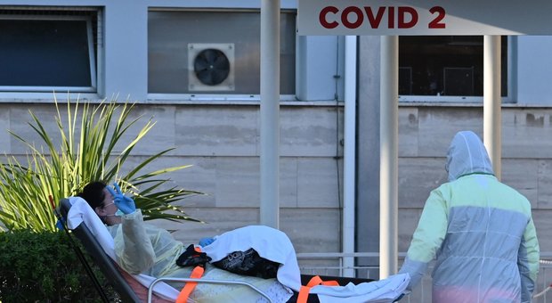 Napoli, partorisce in casa: muore neonata prematura. La mamma era positiva al Covid