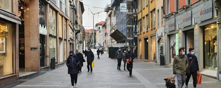 Coronavirus, l’Italia torna arancione per tre giorni: negozi aperti