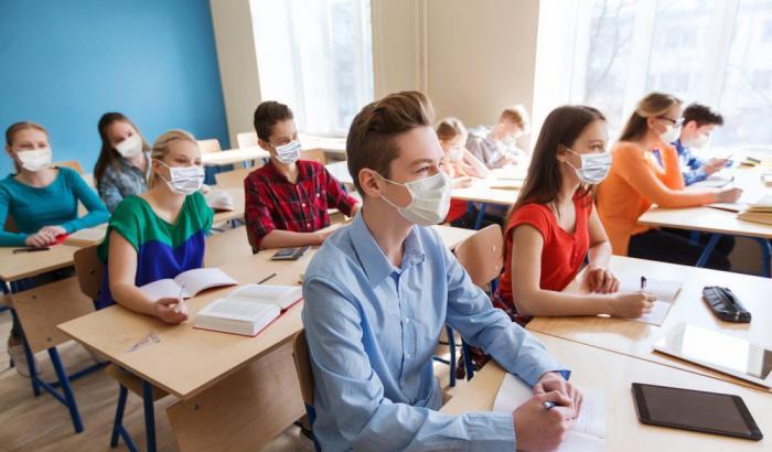 Scuola, parla il ministro Speranza: “Sarà possibile togliere la mascherina nelle classe in cui tutti gli studenti saranno vaccinati”