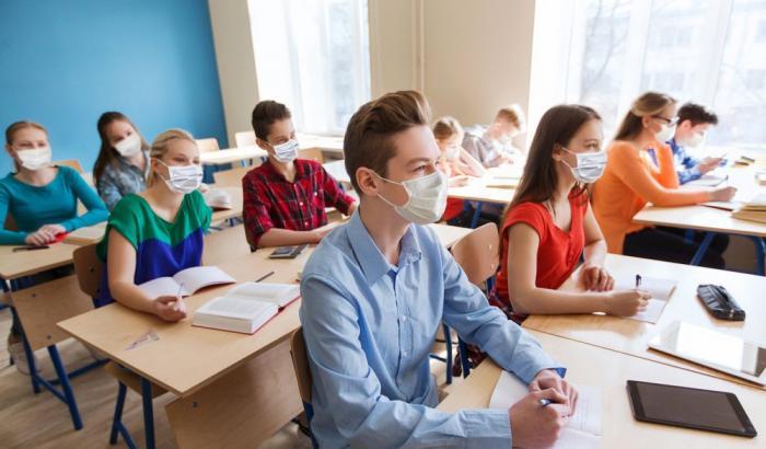 Scuola, l’allarme della Fondazione Gimbe: “A rischio l’obiettivo del governo per avere gli studenti al 100% in presenza”