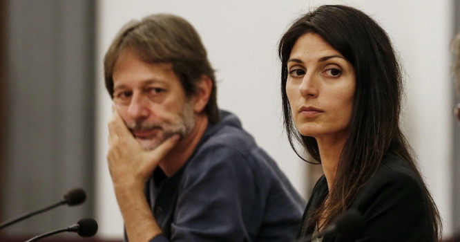 La sindaca Raggi cambia la sua squadra di governo e ritira le deleghe al vice Luca Bergamo