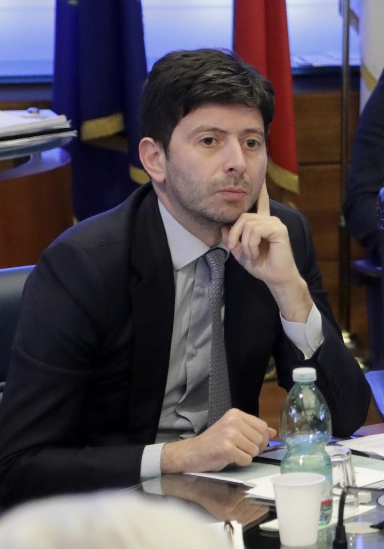 Dpcm, parla il ministro Speranza: “Il divieto di ospitare a casa più di due parenti o amici si è dimostrata una norma ragionevole”