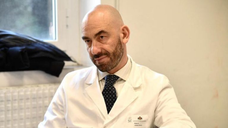 Coronavirus, parla il virologo Matteo Bassetti: “Gli over 80 sono a rischio senza vaccinazioni”