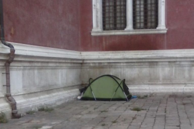 Venezia, multato 35enne tedesco ubriaco per aver sistemato la tenda per visitare la città