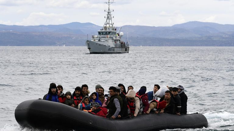 Migranti, report di Frontex: “Nel 2020 il numero di arrivi illegali nel Mediterraneo centrale è quasi triplicato fino a superare i 35.600, rendendola la rotta migratoria più attiva in Europa”