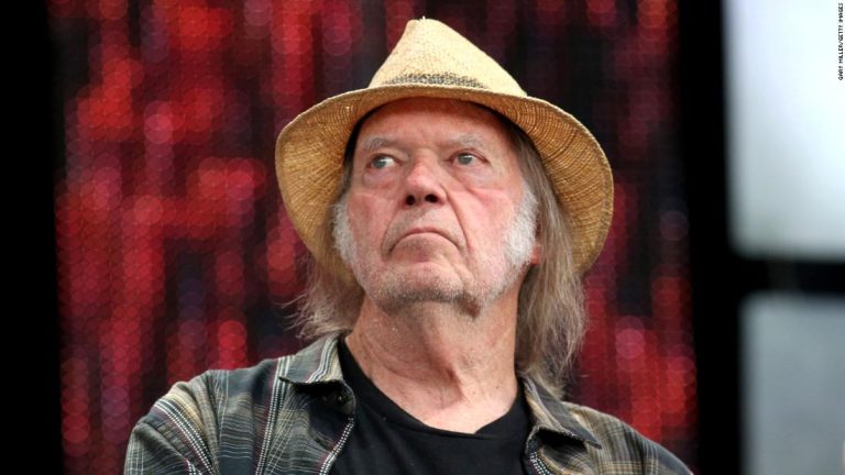Musica, il cantautore Neil Young vende metà del suo catalogo musicale