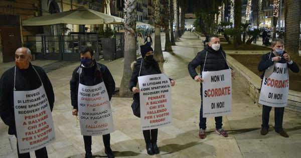 Coronavirus, la protesta dei ristoratori di Bari: Aiuti immediati o chiuderemo per sempre