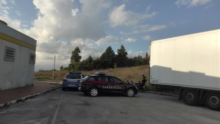 Torino, fermato un camion con sette bambini infreddoliti e affamati provenienti dalla Romania e diretti in Francia