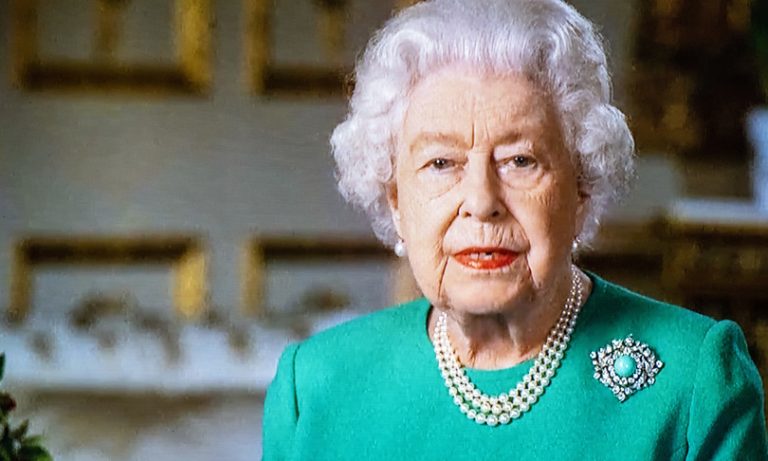 Covid, in Gran Bretagna la regina Elisabetta cancella il pranzo di Natale in famiglia con 50 persone
