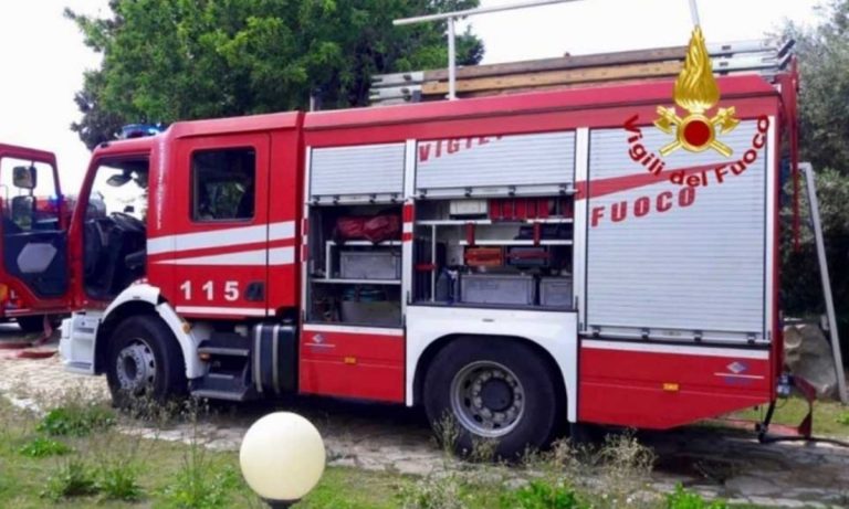 Roma, incendio in un deposito giudiziario a Torre Spaccata