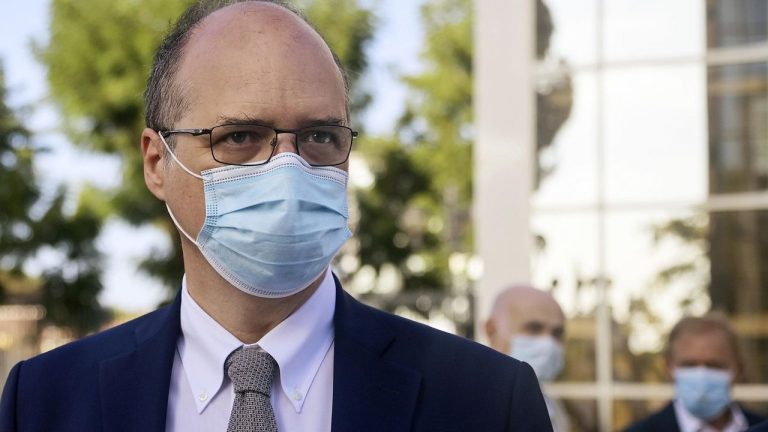 Coronvirus, parla Nicola Magrini (Aifa): “Su 180mila vaccinazioni in Italia le reazioni avverse sono minime”