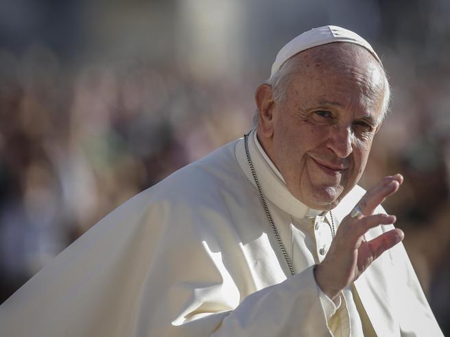 Vaticano, appello di Papa Francesco: “I genitori non condannino i figli omosessuali”