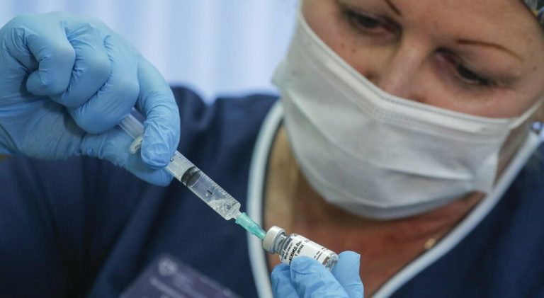 Coronavirus, la Gran Bretagna autorizza l’uso di un mix tra diversi vaccini