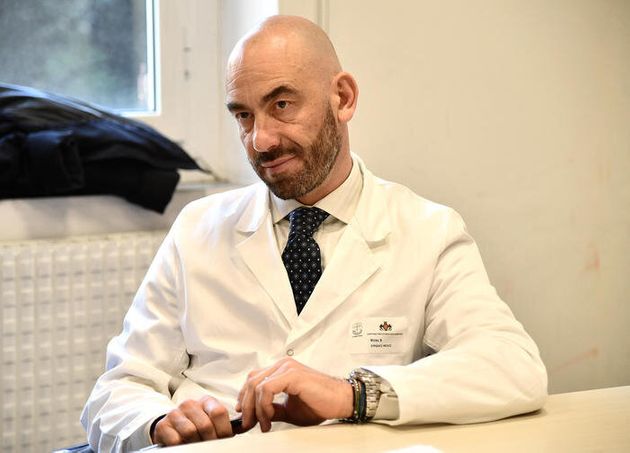 Covid, il virologo Matteo Bassetti propone l’obbligo vaccinale per gli over 40