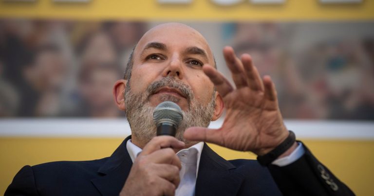 Maggioranza, Vito Crimi (M5S) taglia corto: “Per il Movimento non ci sono margini per ricucire con Renzi, la porta è definitivamente chiusa”