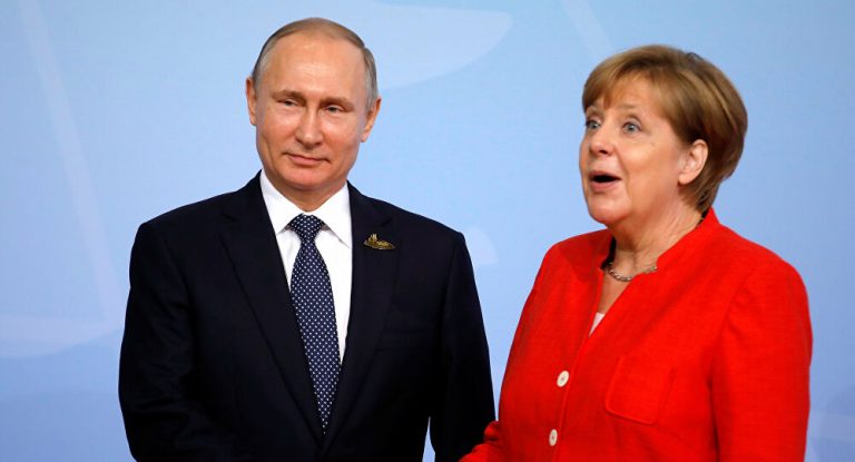 Coronavirus, la Merkel e Putin potrebbero produrre insieme vaccini contro il Covid