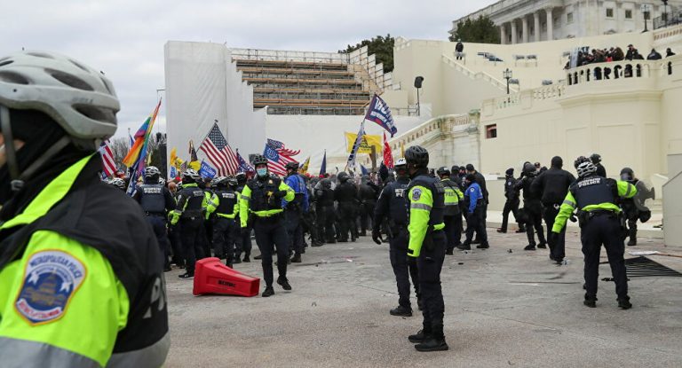 Shock negli Usa per l’assalto al Campidoglio: 4 le vittime. Ora Donald Trump rischia la rimozione