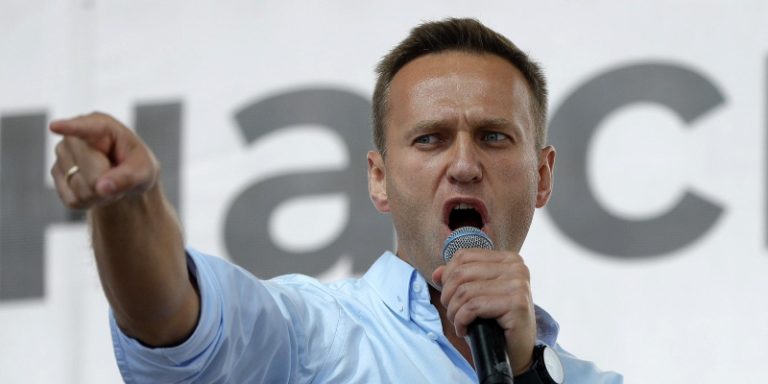 Il dissidente Alexei Navalny annuncia: “Il 17 gennaio torno in Russia”
