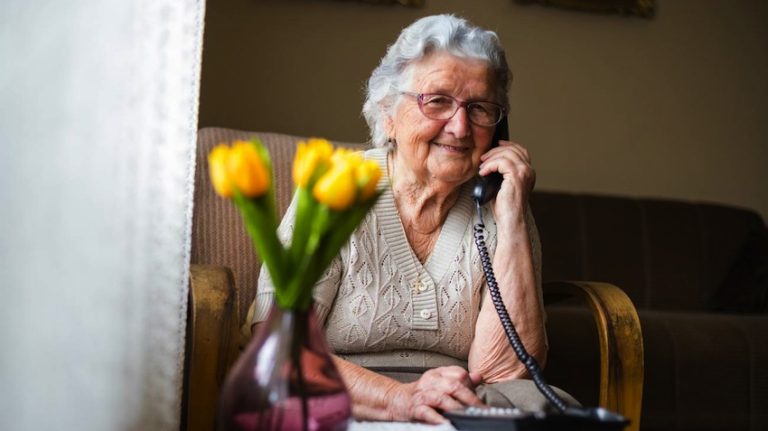 Cerveteri, con gli “Abbracci al Telefono” anziani meno soli
