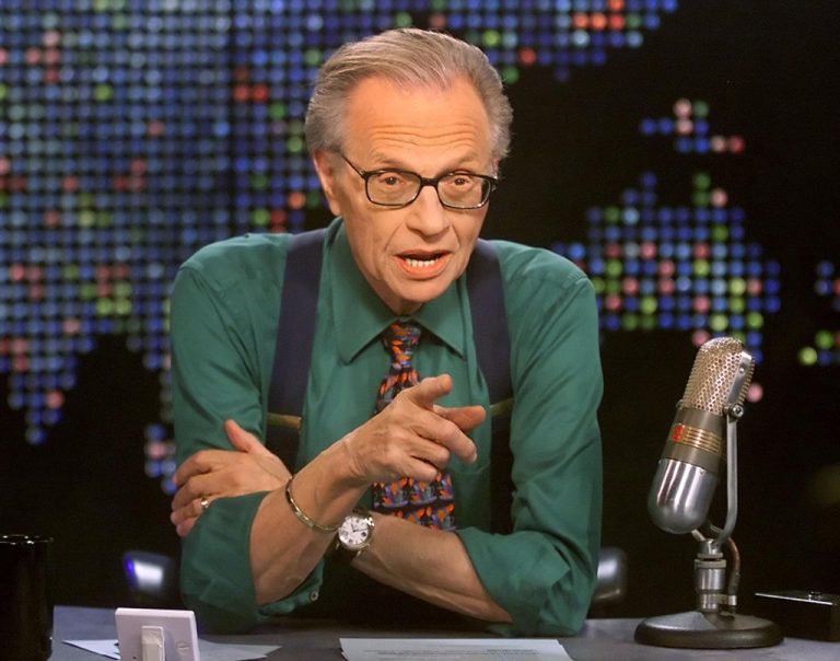 Usa, la star del giornalismo Larry King ricoverato in ospedale per il Covid