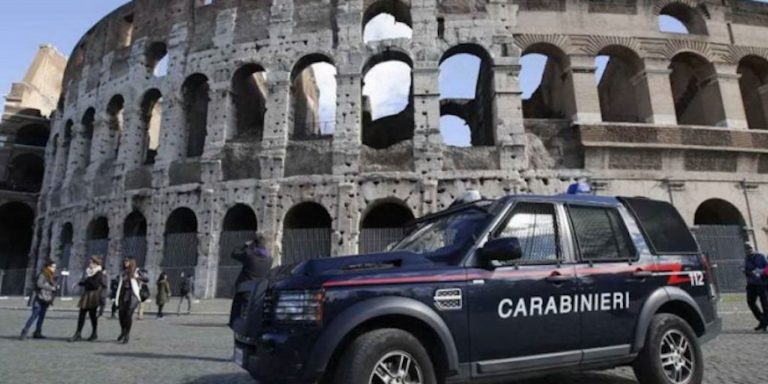 Controlli dei carabinieri al Colosseo: multati 9 ambulanti e sequestrata merce illegale