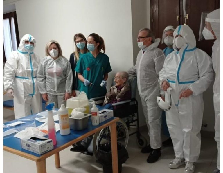 Coronavirus, a Treia (Macerata), prima vaccinata con il Moderna una donna di 106 anni