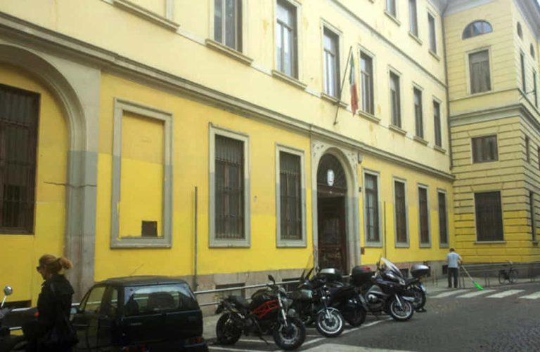 Milano, gli studenti occupano due licei contro la didattica a distanza