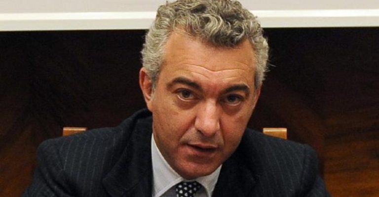 Coronavirus, l’ira del commissario Arcuri: “Al via azioni civili e penali contro i ritardi del vaccino Pfizer”