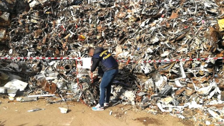 La GdF sequestra 14mila tonnellate di rifiuti ferrosi a Civitavecchia