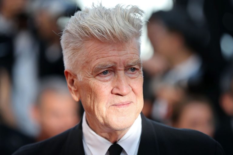 Cinema, il maestro David Lynch compie 75 anni: il regista più misterioso e surrealista di Hollywood