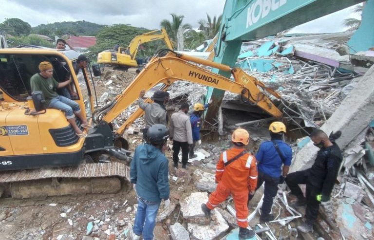 Indonesia, terremoto di magnitudo 6.3: almeno 34 morti e oltre cento feriti