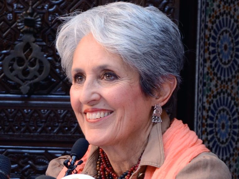 Musica, Joan Baez spegne 80 candeline : una vita dedicata alla musica, alla pace e alla fratellanza