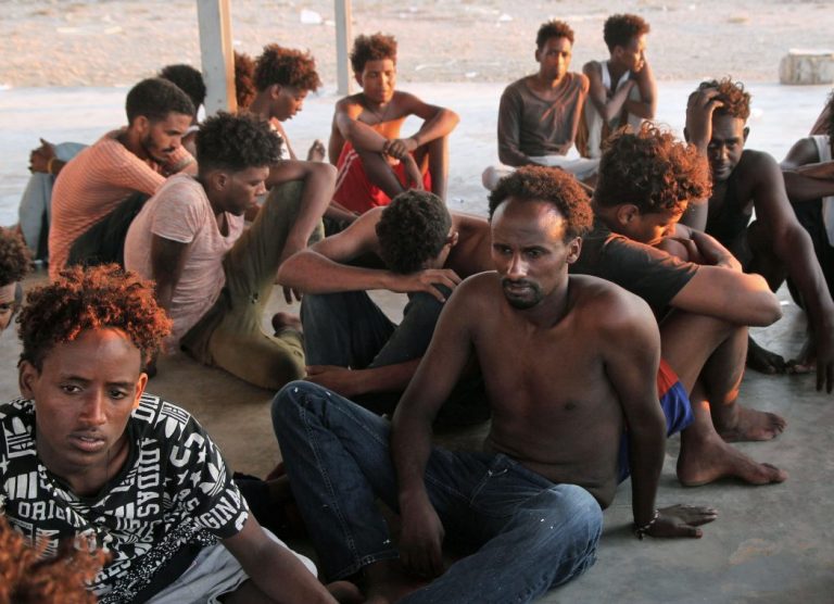 Libia, naufragio di migranti: 17 le vittime. In salvo 82 persone