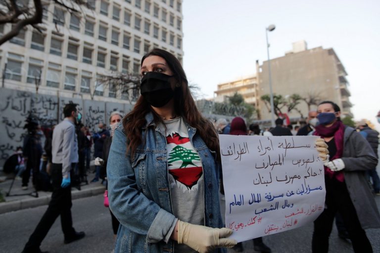 Libano, scontro di piazza contro il lockdown imposto dal governo