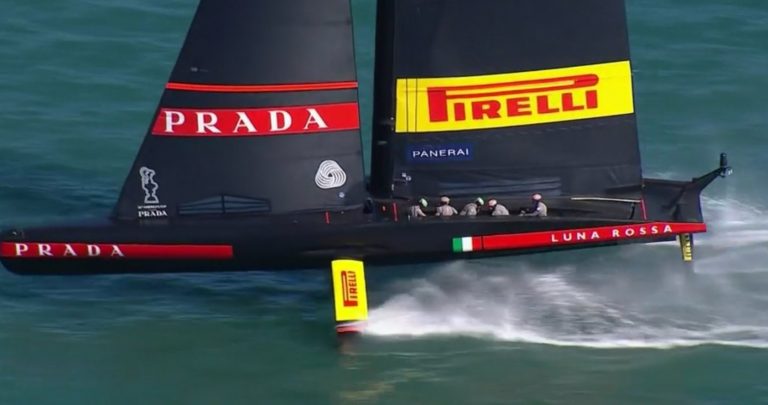 Vela, Luna Rossa vola in finale alla Prada Cup