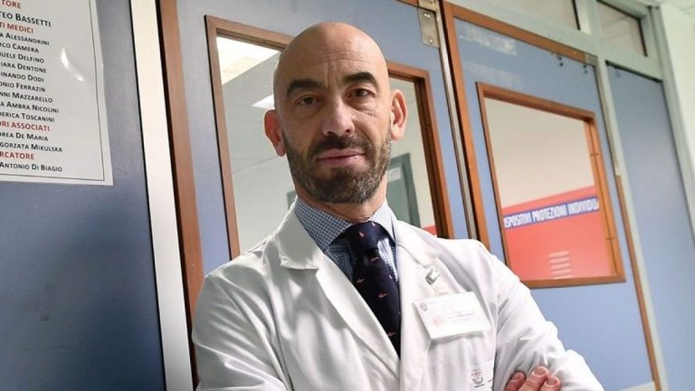 Coronavirus, parla il virologo Matteo Bassetti: “Dobbiamo evitare di centralizzare le vaccinazioni con una struttura unica che assume i medici, gli infermieri, gli assistenti sanitari”