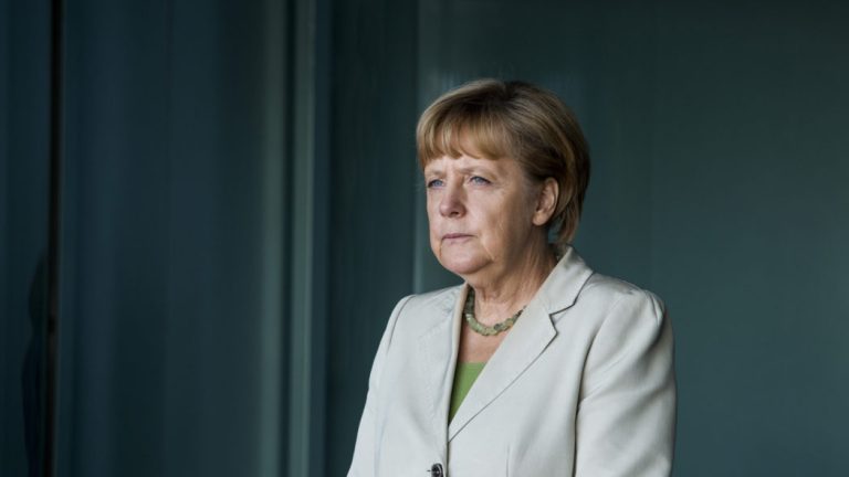 Social network, la cancelliera Merkel critica Twitter per aver bloccato il presidente Trump