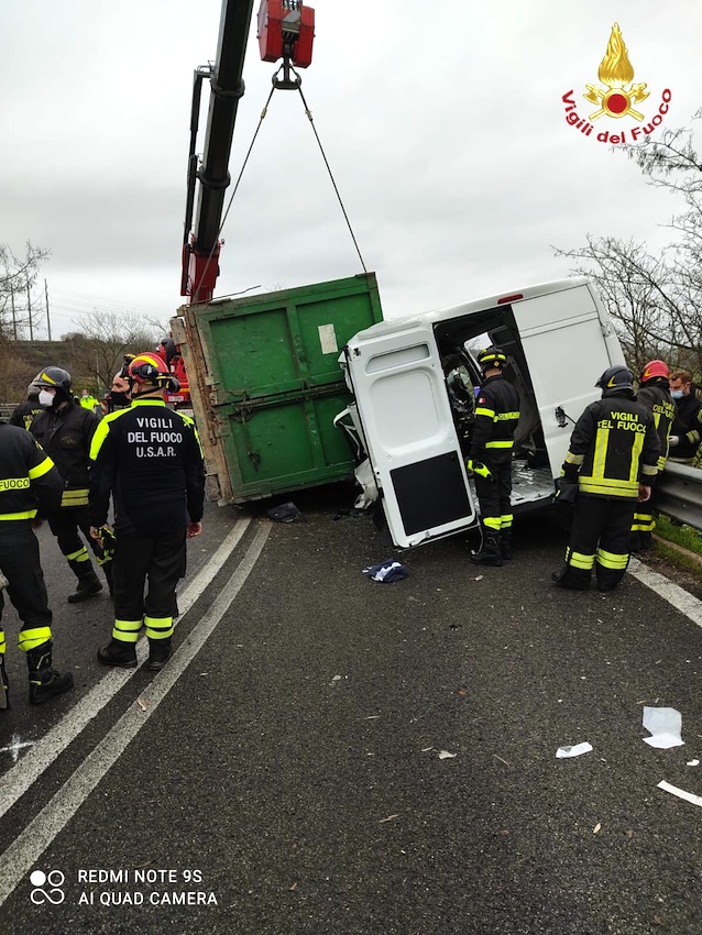 Malagrotta: un camion di rifiuti impatta con un furgone sull’Aurelia. Autista elitrasportato al Gemelli