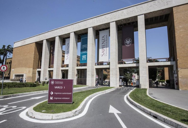 Guasto informatico all’Università La Sapienza: sospese le sedute di laurea