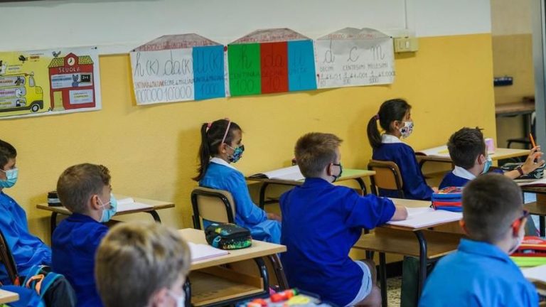 Scuola, medie ed elementari riaprono il 7. Per le superiore le Regioni esprimono timori