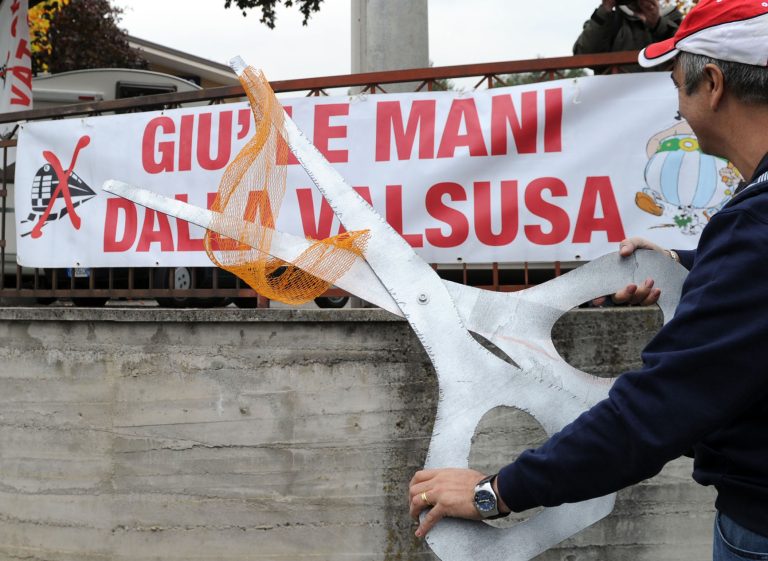 Torino, terminato il processo ai “No Tav”: 32 condanne per gli scontri in Val di Susa