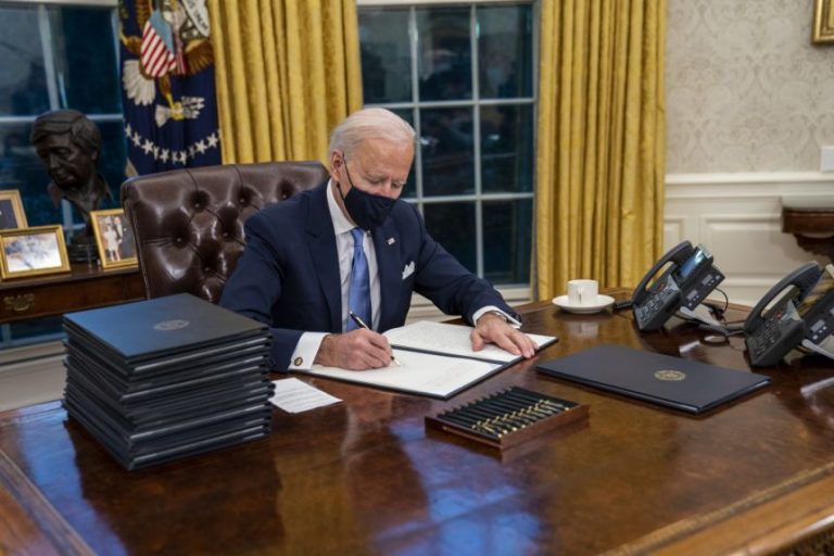 Coronavirus, l’auspicio del presidente Biden: “l’immunità di gregge entro l’estate”