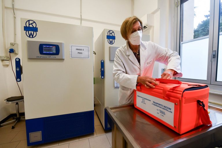 Coronavirus, la Commissione europea ha acquistato 300 milioni di dosi del vaccino Pfizer Biontech