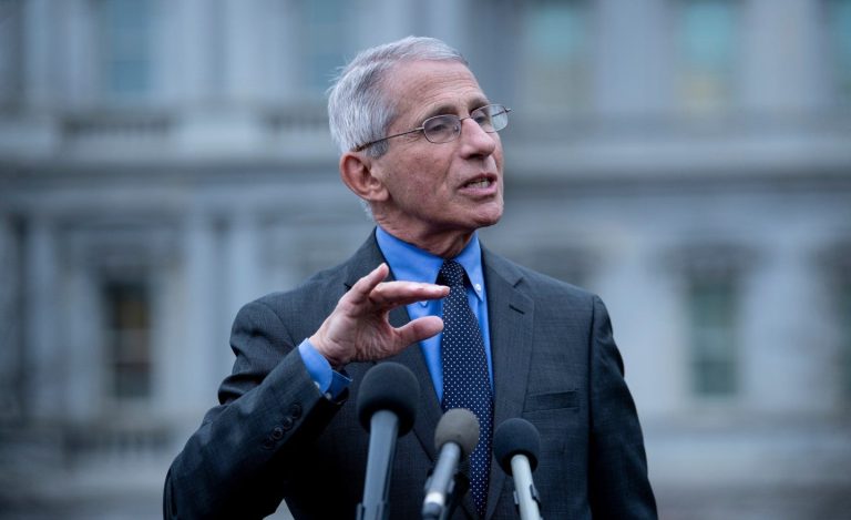 Covid, la previsione del virologo Anthony Fauci: “Alla fine la variante Omicron contagerà quasi tutti”