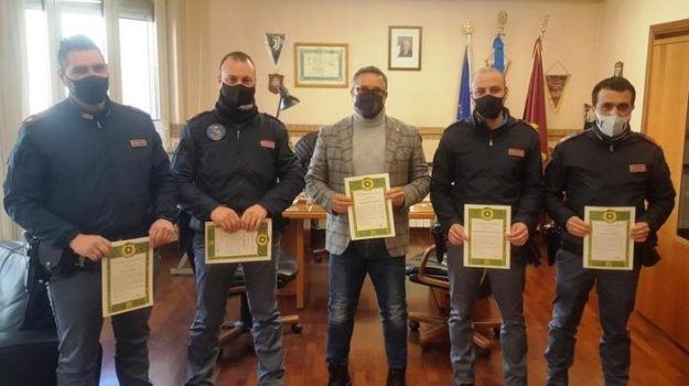 Caltanissetta, agenti di polizia regalano una macchina del caffè con le cialde ad un’anziana. Sono stati premiati dal Questore