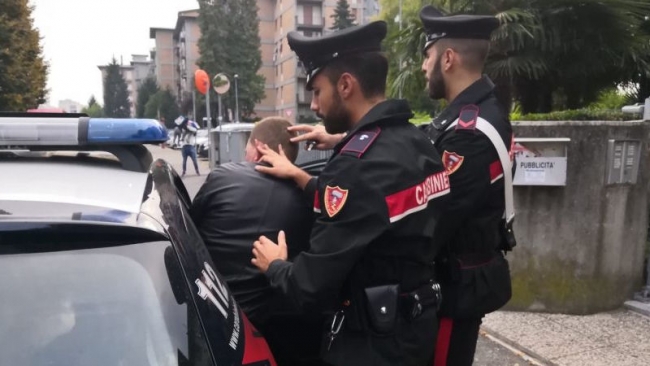 Entra in un bar e rapina una coppia. Carabinieri arrestano un 36enne