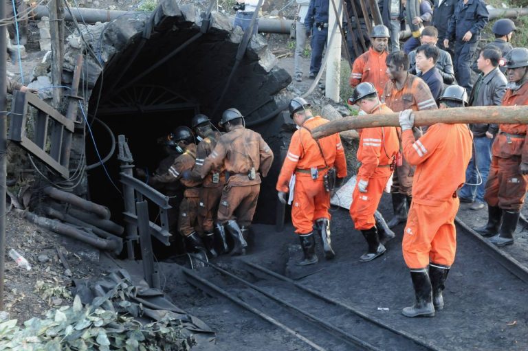 Cina, salvati dieci minatori che entrano intrappolati da due settimane a 600 metri sottoterra